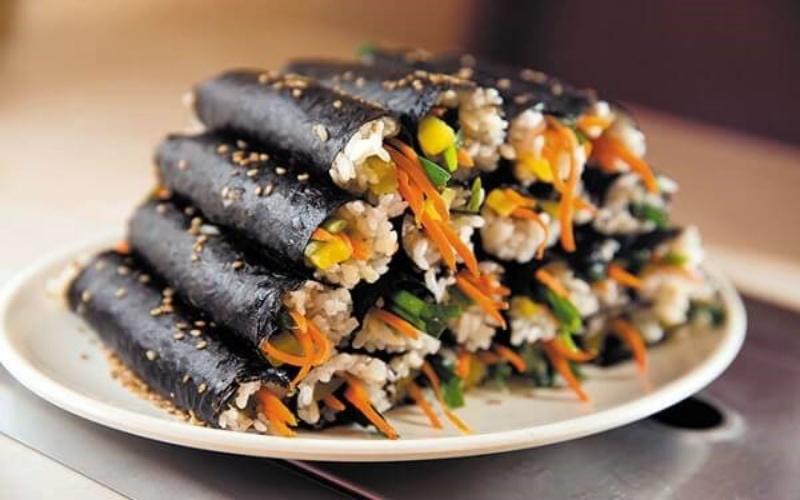 Nguyen lieu tuoi ngon cho mon com cuon rong bien hap dan be